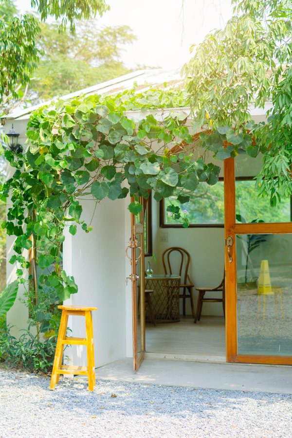 Les atouts incontestés d'un bureau de jardin en bois pour améliorer votre travail